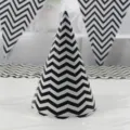 Chapeau de fête conique en papier à rayures chevron noir et blanc pour anniversaire et déco - 12 chapeaux d'anniversaire à ondulations noir et blanc