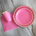 Ensemble d'assiettes, gobelets et serviettes en papier jetables rose et dorée pour fête. - Set de 4 pièces : grandes et petites assiettes, gobelets, serviettes (sans pailles) / Assiettes rondes à bords ondulés rose rouge avec dorure