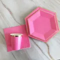 Ensemble de vaisselle de fete assiettes en papier rose et tasses pour pique-nique. - Set de 4 pièces : grandes et petites assiettes, gobelets, serviettes (sans pailles) / Assiettes hexagonales rose rouge avec dorure
