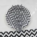 Variante d'ensemble d'assiettes et pailles en papier à motif chevron noir et blanc - Lot de 25 pailles ondulées noires et blanches