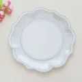 Detailansicht eines Vintage-Einweg-Papiertellers mit silbernem Muster und Bogenrand. - Silber Linie Spiral / 8 Stück (30cm) / Silber
