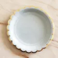 Einweg Pappteller mit goldenem Wellenrand, ideal fuer Geburtstagsparty und Kuchen servieren. - 8 Stück 7 Zoll 18 cm gewellte runde Teller mit Goldprägung / Blau