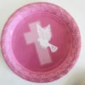 9-Zoll Einweg-Pappteller in Rosa mit Kreuz und Taube Motiv für Party und religiöse Feste. - Rosa Kreuz / 8er Set