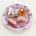 Assiette jetable en papier imprimee de roses avec de jolis modeles de mini gateaux pour la fete. - Lot de 12 / Violet