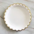 Goldfolie gewellter Pappteller Einweg runder Teller fuer Geburtstag Party Kuchen Obst Servieren. - 8 Stück 7 Zoll 18 cm gewellte runde Teller mit Goldprägung / Weiß