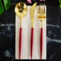 Juego de cubiertos dorados y rojos con cuchara, cuchillo y tenedor para fiestas. - Juego de cubiertos dorados en caja (8 cuchillos, cucharas y tenedores)