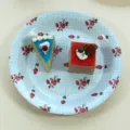 Assiette en carton jetable avec pois bleus et motif floral de roses vintage pour fête. - Lot de 12 / Bleu