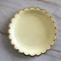 Wellenrand Goldrand Pappteller Party Geschirr Einweg Kuchen Obst Servierteller Set - 8 Stück 7 Zoll 18 cm gewellte runde Teller mit Goldprägung / Gelb