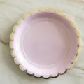 Rosa Pappteller mit goldenem Wellenrand Variante für Geburtstag Partygeschirr Set. - 8 Stück 7 Zoll 18 cm gewellte runde Teller mit Goldprägung / Lila