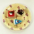 Assiette en papier jetable florale avec de faux gâteaux, idéale pour le thé et fêtes. - Lot de 12 / Jaune