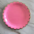 Rosa Pappteller mit goldenem Wellenrand für Geburtstagsparty Dessert und Obstgeschirr. - Fuchsia