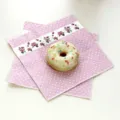 Serviettes en papier à pois roses et motif de roses, idéales pour la décoration de table de fête. - Rose