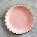 Rosa Einweg-Pappteller mit goldenem Wellenrand für Geburtstagsparty und Kuchen. - Dunkelrosa