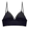 Detailopname van de naadloze zwarte ijszijde driehoek cup structuur en elastische bandjes. - S / Tops / Zwart Stijl A