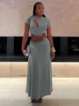 Λεπτομερής όψη μονόχρωμου crop top με κοψίματα και μακριά φούστα υψηλής μέσης. - S / Σετ / Γκρι