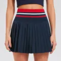 Detailaufnahme des Faltenrockes mit hohem Bund und farbigem Streifenbund für den Sportbereich. - Marineblau und Rot