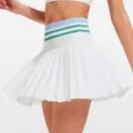 Dettaglio di gonna sportiva plissettata bianca da donna con vita elastica a righe colorate. - Taglia S / Bianco e blu brezza