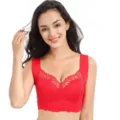 Primo piano di una bralette in pizzo rosso vivace con delicati motivi floreali e design crop. - Rosso Vivo