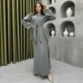 Completo grigio elegante con top con scollo a V, bottoni, baschina e gonna lunga coordinata. - Taglia S / Grigio