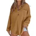 Gedetailleerde close-up van de casual wafelstrick top met lange mouwen en V-hals details. - camel