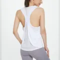 Vista dettagliata della canotta sportiva traspirante in rete da donna per yoga e fitness. - Taglia S / Bianco