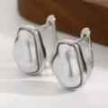 Eleganti orecchini a cerchio color argento con perle barocche irregolari da donna - Chiusura per orecchini in perla barocca artificiale (8112) / Argento