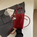 Petit sac bandoulière rouge en cuir vernis pour femme, sac à main minimaliste élégant. - Avec Pendentif / Rouge