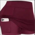 Dettaglio skort fitness da donna con vita alta e pratica tasca laterale per riporre il telefono. - Borgogna