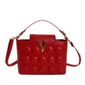 Borsa a secchiello rossa con pois goffrati e logo V metallico per donne eleganti chic - Rosso