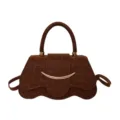 Elegante bolso de mano marrón con decoración metálica y fondo ondulado. Bolso chic. - Sin colgante / Marrón