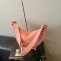 Λεπτομερής εικόνα της casual τσάντας ώμου από νάιλον, ιδανική για την καθημερινότητά σας. - Ροζ