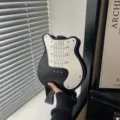 Sac bandoulière élégant en forme de guitare, design noir et blanc pour femme chic. - Noir