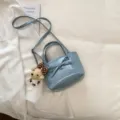 Borsa a secchiello azzurra da donna con grazioso fiocco e ciondolo orsetto dettaglio. - con portachiavi / Blu
