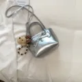 Borsa a mano mini metallizzata argento alla moda con fiocco e simpatico ciondolo orsetto - con portachiavi / Argento