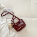 Chic borsa a secchiello rosso scuro con fiocco, ciondolo a cuore e ciondolo orsetto per donne. - con portachiavi / Rosso