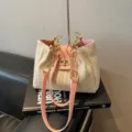 Strohhanteltasche für Damen, rosa PU-Lederbesatz, stylisches Drehverschluss-Kettendesign. - Rosa