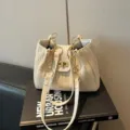 Beigefarbene gewebte Schultertasche für Damen, eleganter Drehverschluss, Pendler-Tasche. - Weiß