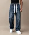 Detailaufnahme von lässiger blauer Denim-Hose mit weißem Kordelzug und elastischem Bund. - S / Unterteile / Denim-Blau