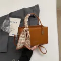 Bruine krokodillenpatroon schoudertas met chique zijden sjaal accessoire voor damesmode - Bruin