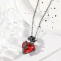Detailaufnahme der gotischen dunklen roten Herz Rosen Anhänger Halskette Kette. - Gunmetal