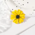 Détail de broche fleur de marguerite jaune en émail, épingle chic et accessoire tendance. - Jaune