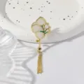 Exquisito detalle de broche de abanico estilo chino con perla y delicada borla dorada. - Azul