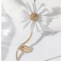 Detail van prachtige madeliefje broche met witte emaille blaadjes en gouden stengel voor dames - Legering / Wit