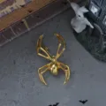 Nahaufnahme einer eleganten Gold Spinne Brosche mit glatter Legierung und polierter Oberfläche. - Gold