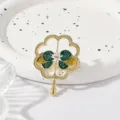 Primer plano de un broche de abanico de loto hueco retro chino con esmalte de goteo. - Hoja