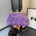 Elegante borsa da sera viola in rose di rete con catena dorata e telaio con chiusura a scatto. - Viola