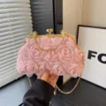 Borsa da sera rosa in rete con fiori 3D, cornice dorata, manico ad anello e catena. - Rosa