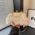 Borsa da sera bianca con fiori, catena dorata e telaio di chiusura in metallo. - Bianco avorio
