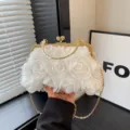 Borsa da sera a pochette in tessuto bianco con cornice metallica dorata per donna. - Bianco
