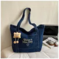 Casual τσάντα tote από τζιν για γυναίκες, μεγάλη τσάντα ώμου με χαριτωμένο χνουδωτό μενταγιόν. - Σκούρο Μπλε με Γούρι